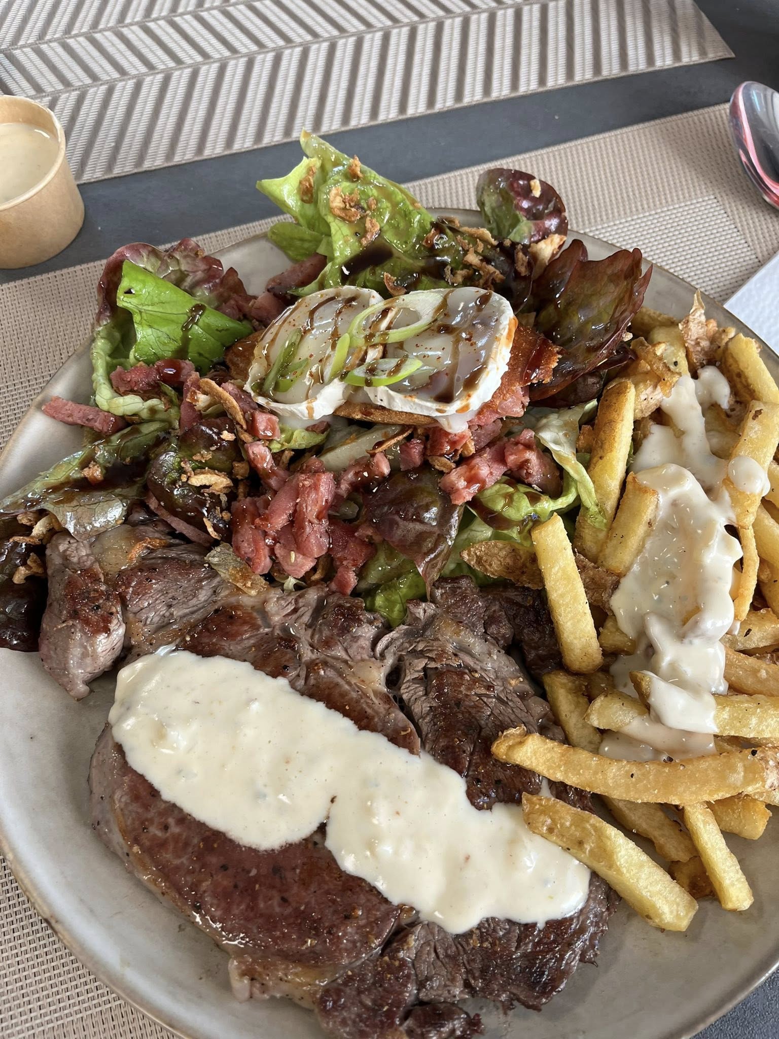 Assiette copieuse steak salade frites