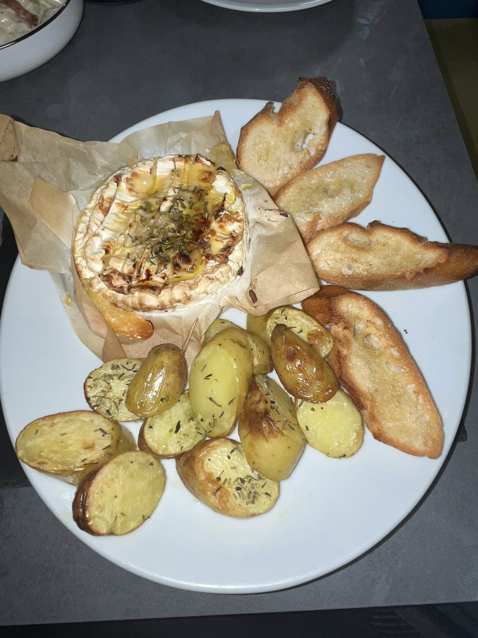 Camembert rôti et pommes de terre