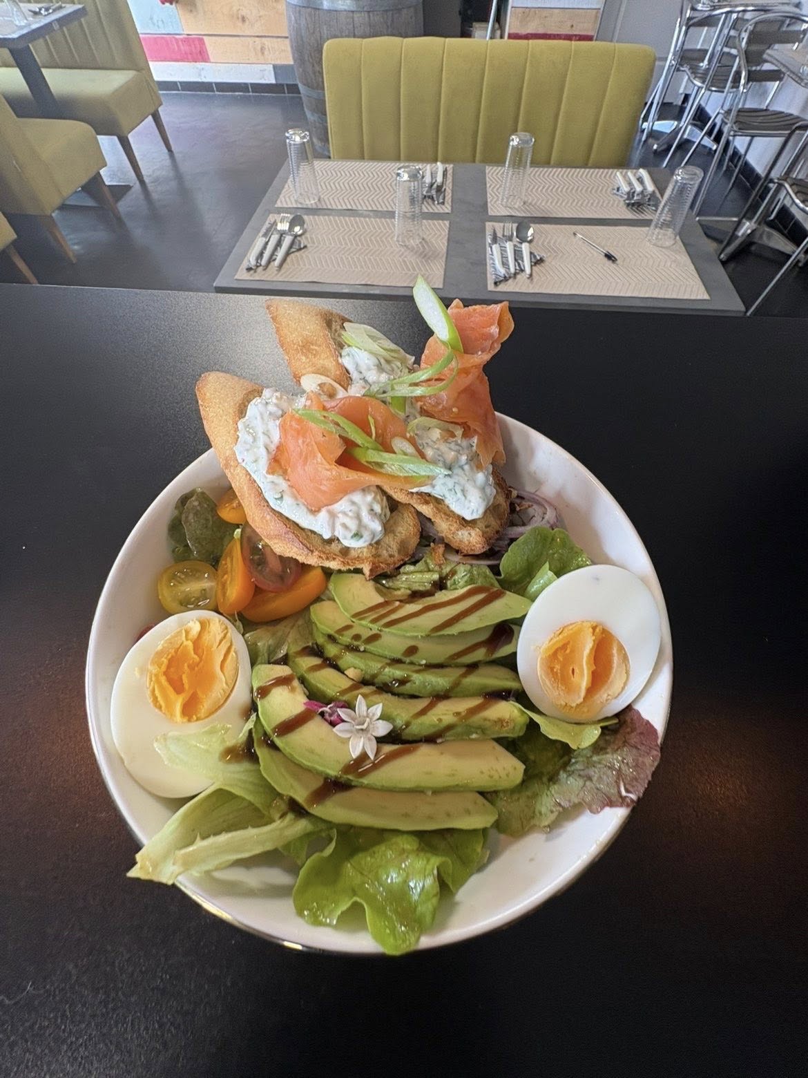 Salade fraîche saumon avocat